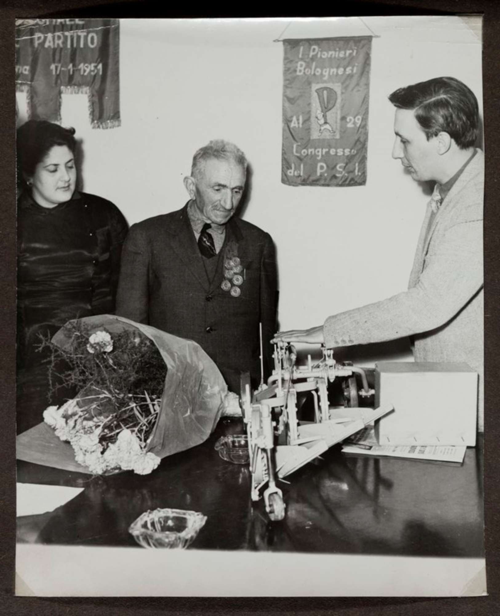 Sede bolognese del Partito Socialista Italiano (?), Alcide Cervi in visita riceve alcuni omaggi